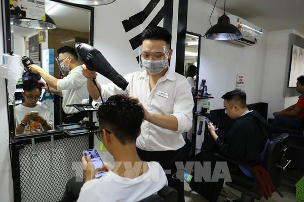 Dịch vụ cắt tóc, gội đầu tại Hà Nội nhộn nhịp trong ngày đầu mở cửa lại