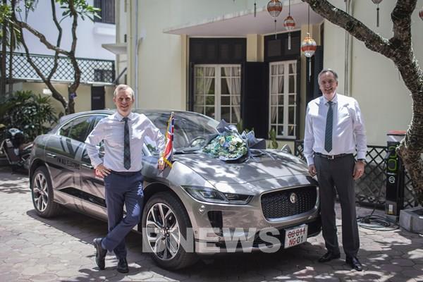 Chiếc SUV thể thao I-PACE điện đầu tiên tại Việt Nam được bàn giao ở Hà Nội