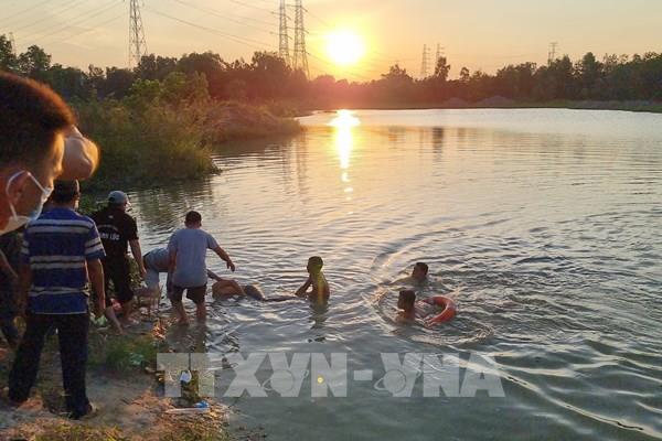 Lật xuồng trên hồ, 3 thanh niên tử vong