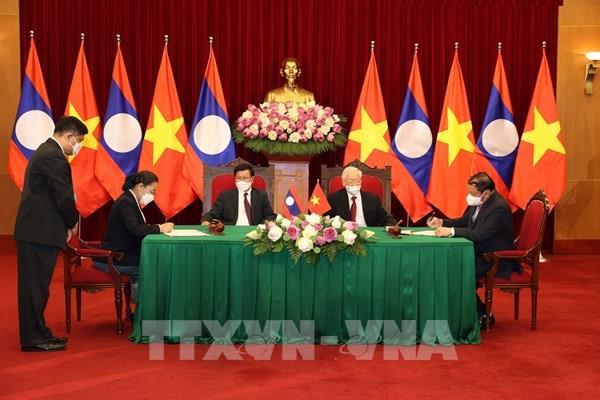 Tổng Bí thư Nguyễn Phú Trọng và Tổng Bí thư, Chủ tịch nước Lào chứng kiến Lễ ký kết văn kiện hợp tác giữa Việt Nam-Lào