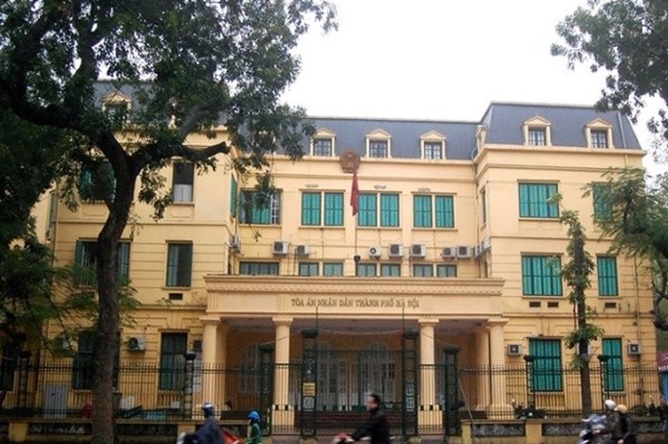 Tham tiền, hai cặp vợ chồng dắt nhau vào tù