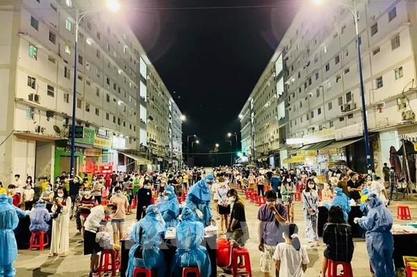 Bình Dương lấy mẫu xét nghiệm SARS-CoV-2 cho khu tập trung đông công nhân