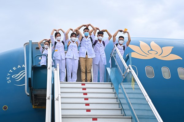 Vietnam Airlines đưa 300 tình nguyện viên vào Tp. Hồ Chí Minh chống dịch COVID-19
