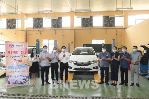 Honda Việt Nam trao tặng xe ô tô và thiết bị kỹ thuật cho 3 trường Cao đẳng
