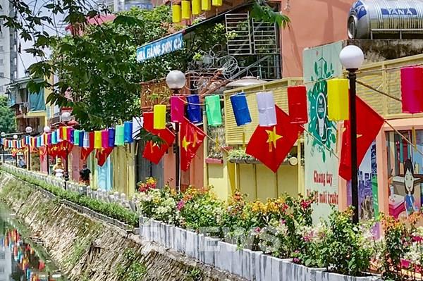 Chuyện Hà Nội: Tuyến đường ven hồ Trúc Bạch rực rỡ sắc màu với "chiếc áo mới"