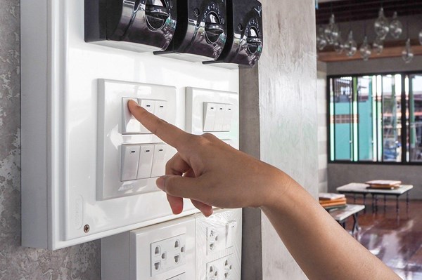 Giãn cách xã hội, tiêu thụ điện tại miền Nam tiếp tục giảm mạnh 