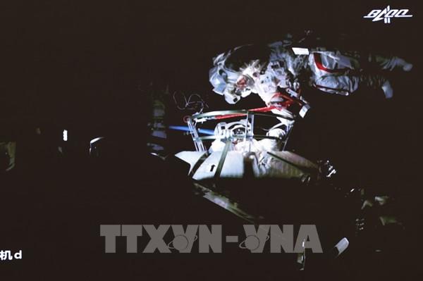 Các nhà du hành trên trạm vũ trụ Thiên Cung lần đầu đi bộ ra ngoài không gian