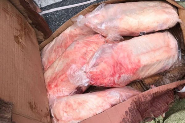 Phát hiện 10 tấn thực phẩm đông lạnh bốc mùi hôi thối