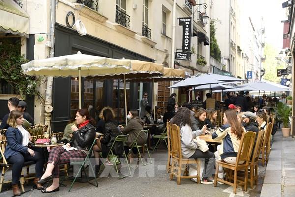 Bộ trưởng Y tế Pháp cảnh báo về làn sóng dịch COVID-19 thứ 4