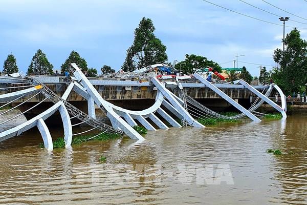 Sập công trình lan can kết hợp đèn trang trí trên cầu Maspero (Sóc Trăng)