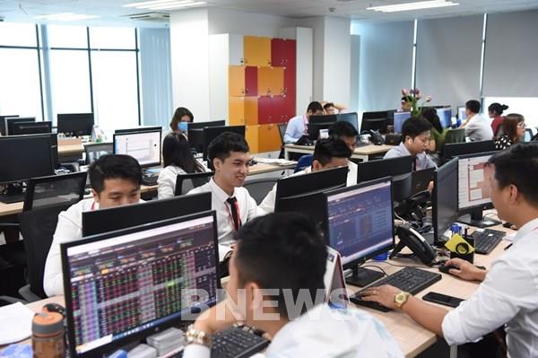 Chứng khoán 12/7: Thanh khoản trên HOSE đạt kỷ lục mới