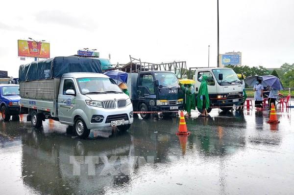 Cần Thơ: Người điều khiển phương tiện giao nhận hàng không được xuống phương tiện