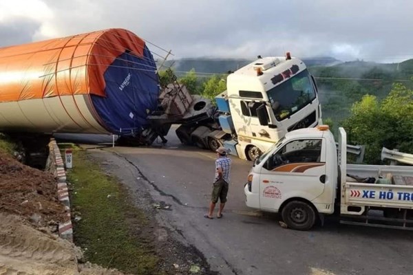 Lật xe đầu kéo chở thiết bị điện gió trên quốc lộ 26