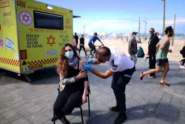 Israel công bố sáng kiến tiêm vaccine lưu động tại bãi biển