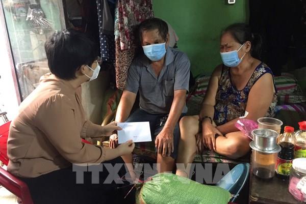 Đưa gói hỗ trợ đến với người nghèo, người gặp khó khăn tại TP. HCM