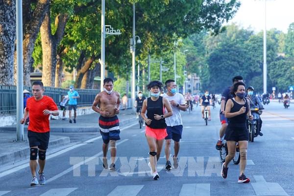 Bất chấp lệnh cấm, nhiều người dân Hà Nội vi phạm quy định phòng, chống dịch COVID-19