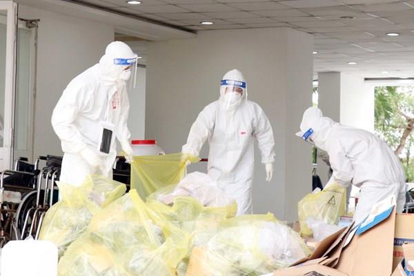 Việc "ngoài danh mục khám" của y bác sỹ tại bệnh viện dã chiến điều trị COVID-19 ở Tp. Hồ Chí Minh