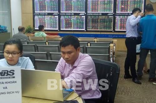 Lực bán tăng mạnh cuối phiên, thị trường chứng khoán sáng 15/10 giảm nhẹ