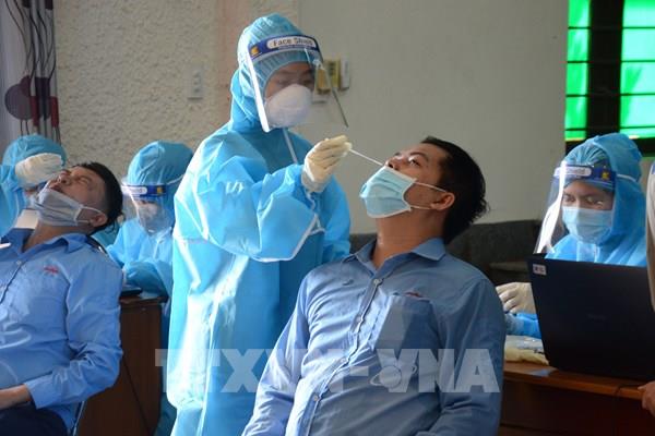 Đà Nẵng xét nghiệm COVID-19 cho hơn 3.000 công nhân tại KCN Hòa Khánh