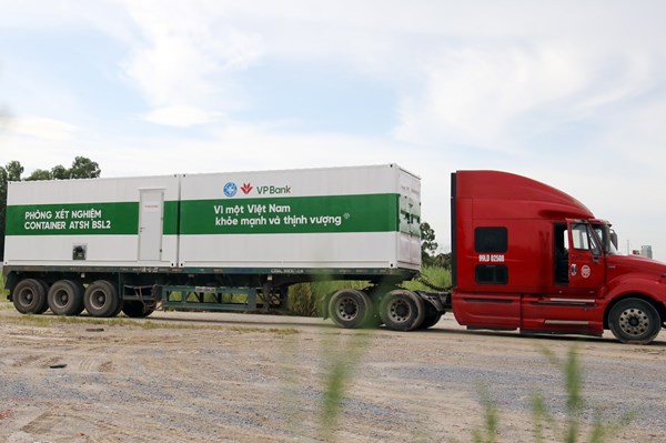 VPBank đưa 4 container xét nghiệm COVID-19 vào "tâm dịch"