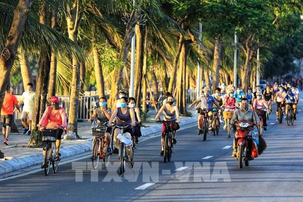 Người dân Hà Nội thản nhiên đạp xe, tập thể dục bất chấp quy định