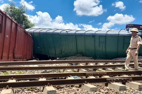 Quảng Trị: 5 toa tàu bị lật vì trượt đường ray