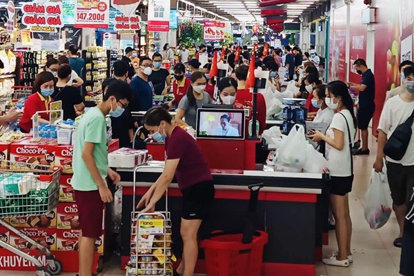 Lượng khách đến siêu thị tăng cao sau khi Hà Nội siết chặt phòng dịch COVID-19