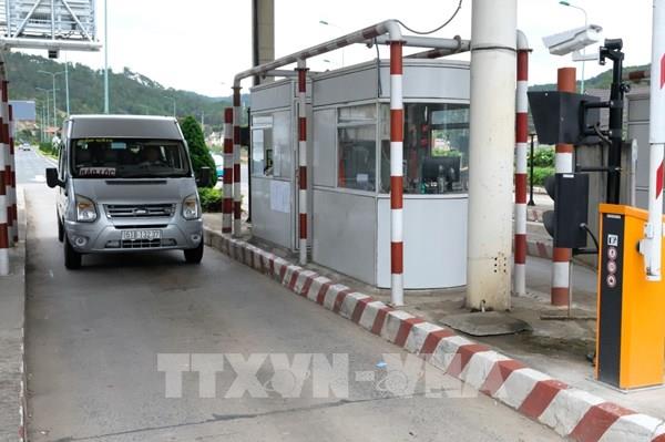 Thủ tướng yêu cầu đẩy nhanh dán thẻ định danh ô tô thu phí điện tử không dừng
