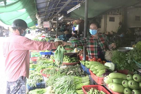 Nhiều loại nông sản tồn đọng ở Vĩnh Long do thương lái không thu mua 