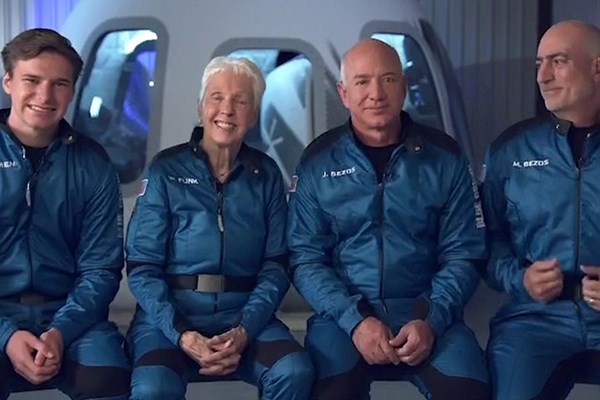 Tỷ phú Jeff Bezos bay vào vũ trụ cùng với ai?