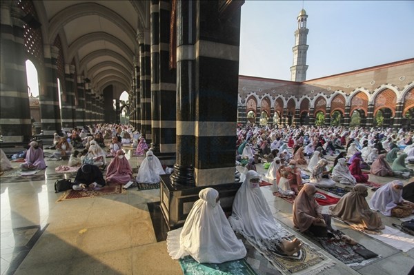 Người dân Indonesia vẫn tập trung cầu nguyện bất chấp dịch COVID-19