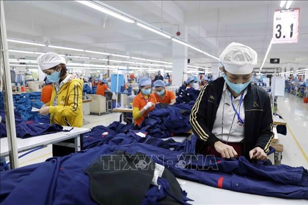 Mỹ: Bang California yêu cầu trả lương tối thiểu 14 USD/giờ cho công nhân may mặc
