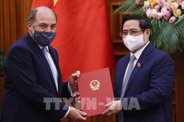 Thủ tướng Phạm Minh Chính tiếp Bộ trưởng Bộ Quốc phòng Liên hiệp Vương quốc Anh và Bắc Ai-len