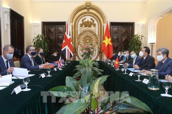 Việt Nam đề nghị Anh tiếp tục ưu tiên hỗ trợ tiếp cận nguồn cung vaccine