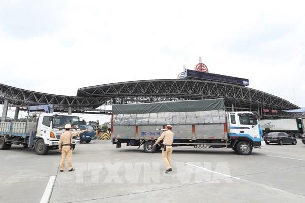 Nhiều phương tiện phải quay đầu do không đủ điều kiện vào Thủ đô