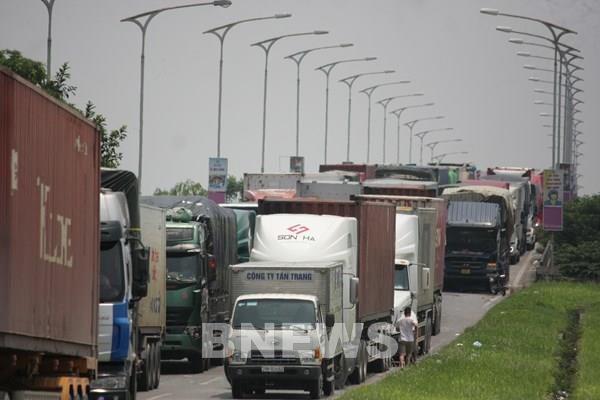 Hà Nội cần tổ chức thêm bãi đỗ xe giảm ùn tắc tại chốt kiểm soát dịch cầu Phù Đổng