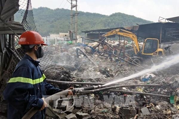 Cháy xưởng chứa phế liệu tại làng nghề Tràng Minh (Hải Phòng)