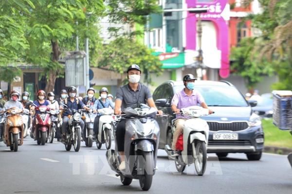 Nhiều tuyến phố Hà Nội vẫn đông người vào đầu giờ đi làm