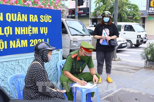 Hà Nội xử phạt những người ra đường không có lý do chính đáng