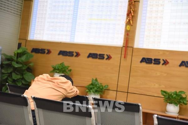 VN-Index lao dốc cuối phiên sáng 20/8