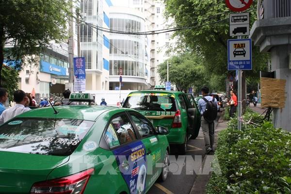 Rà soát tụ điểm taxi dừng, đỗ đón trả khách sai quy định