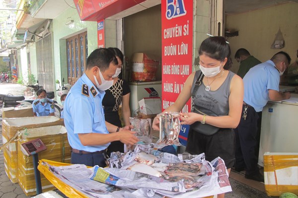 Gần 500kg thực phẩm không rõ nguồn gốc được bán trong "Cửa hàng thực phẩm tươi sống"