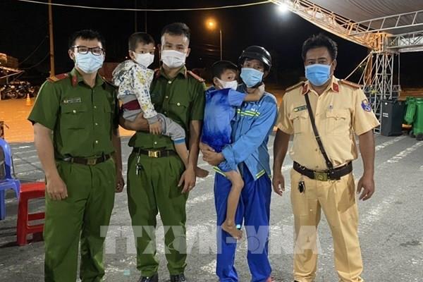 2 bé trai đi bộ từ Hậu Giang sang Cần Thơ tìm cha đã được công an đưa về an toàn