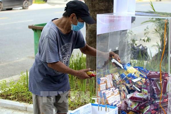 Ấm lòng điểm phát mì tôm, bánh mì miễn phí tại Hà Nội