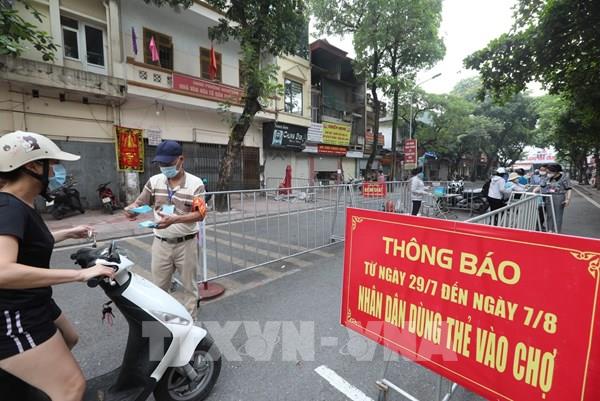 COVID-19: Hà Nội triển khai việc phát thẻ đi chợ luân phiên