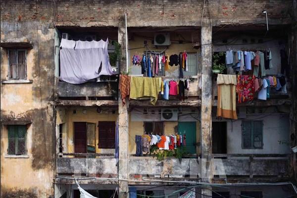 Cuộc sống thấp thỏm bên trong khu tập thể chờ sập