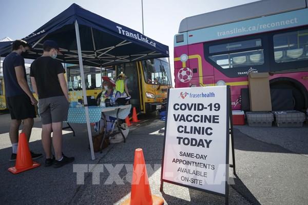 Canada áp dụng chính sách tiêm chủng bắt buộc vaccine phòng COVID-19