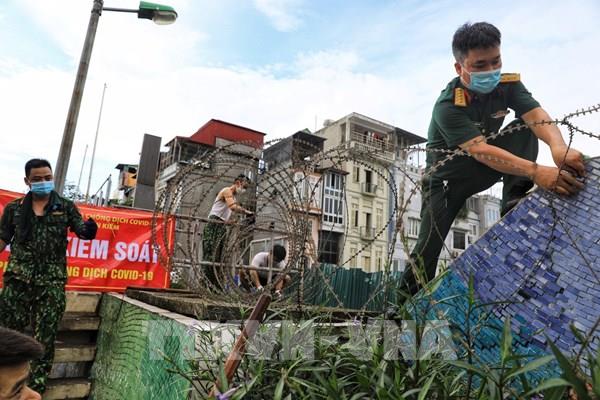 Dịch COVID-19: Hà Nội lập hàng rào dây thép gai dọc đường Hồng Hà ở khu vực phong tỏa