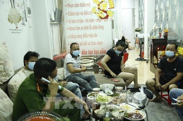 Giả danh cảnh sát lừa đảo, ăn nhậu trong mùa dịch