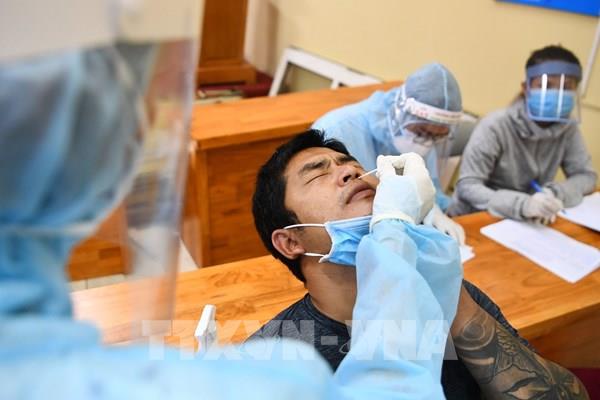 Lấy mẫu xét nghiệm COVID-19 cho tiểu thương chợ Long Biên trong đêm